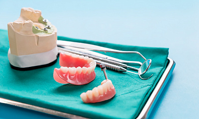 Протезирование зубов полным съемным пластиночным протезом с опорой на имплантат, балочная фиксация (1 ед., стоимость изготовления, примерки, установки)